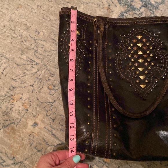 FRYE XL PHOENIX DECO STUDDED CHOCOLATE TOTE - Picture 4 of 14